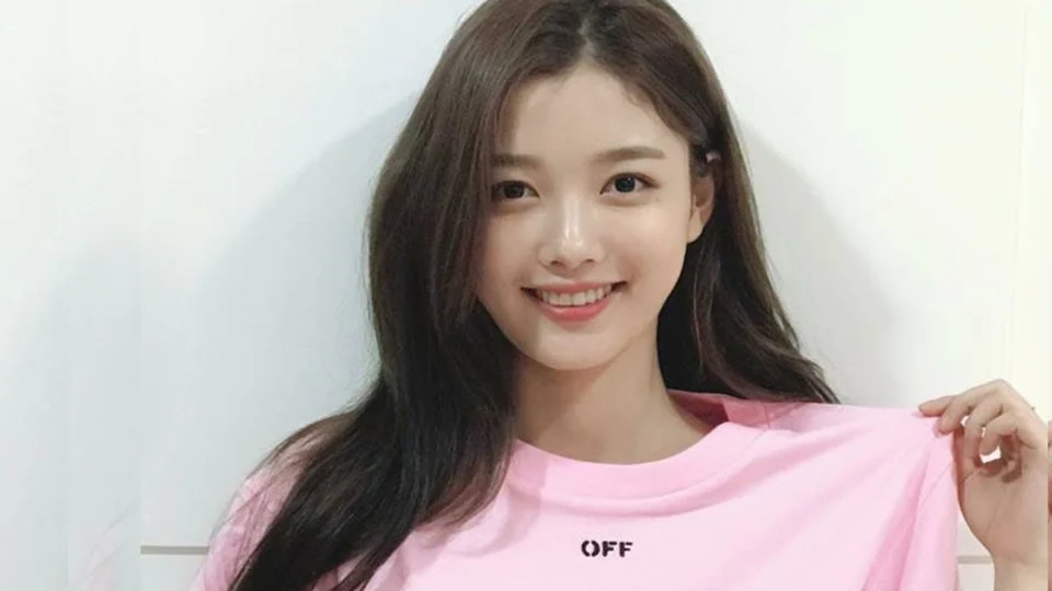Kim Yoo Jung Ungkap 4 Fakta Menarik Usai Dokumenter “100 Days of Deception” Rilis